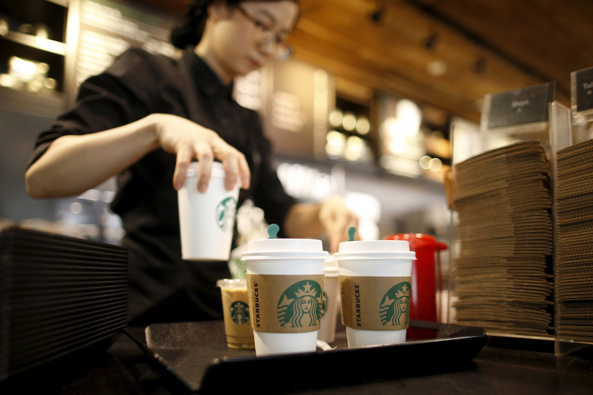 Theo nguyên đơn tố cáo, Starbucks yêu cầu nhân viên pha chế đổ vơi đồ uống, cách miệng cốc hơn 6 mm. Cách này giúp hãng tiết kiệm hàng triệu USD chi phí và làm giàu bằng cách thu nhiều hơn giá trị thực mà sản phẩm của họ mang lại. Ảnh: Time Magazine.