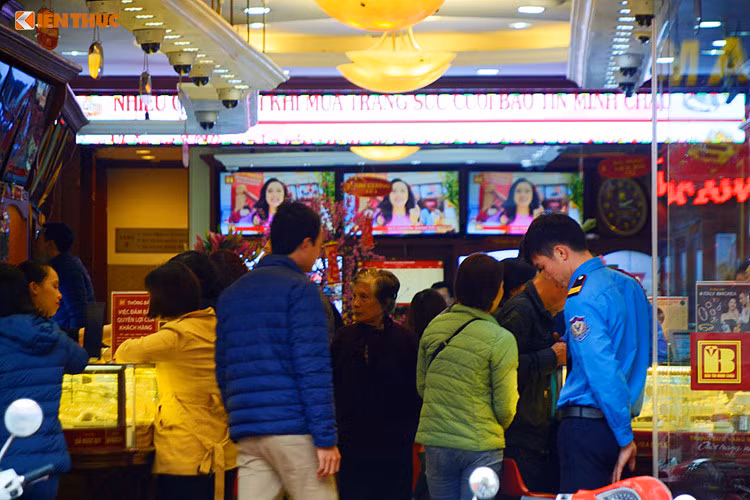 Tuy nhiên, ngày nay có nhiều sự lựa chọn để mua cầu may, không nhất thiết phải mua vàng. Ảnh: Bảo Ngọc.