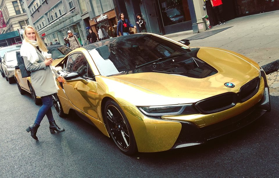 Tạo dáng bên siêu xe. Ảnh: Instagram.