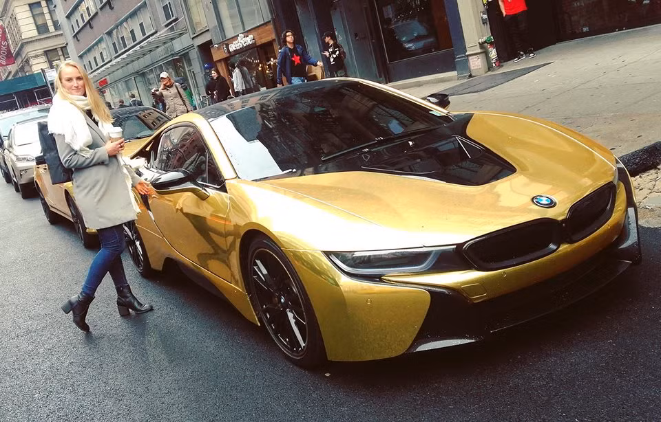 Tạo dáng bên siêu xe. Ảnh: Instagram.