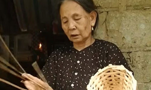 Bà Nguyễn Thị Năm (mẹ anh Phùng Văn Quang).