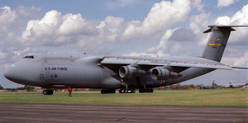 Lockheed C-5 Galaxy hiện là một trong số những loại máy bay vận tải quân sự lớn nhất thế giới, với khả năng mang tổng trọng lượng khí tài lên tới gần 123 tấn.
