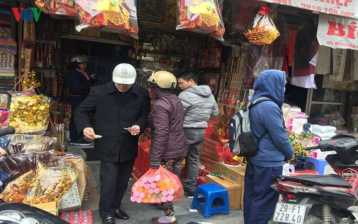 Phố Hàng Mã là một trong những địa điểm bán vàng mã lớn của Hà Nội, các cửa hàng bày biện đủ các loại tiền vàng, cành vàng lá ngọc, hương, nến... phục vụ cho người tiêu dùng. Theo các chủ cửa hàng, số lượng người mua vàng mã không tăng vì đã mua từ trước Tết và giảm dần thói quen đốt nhiều vàng mã.