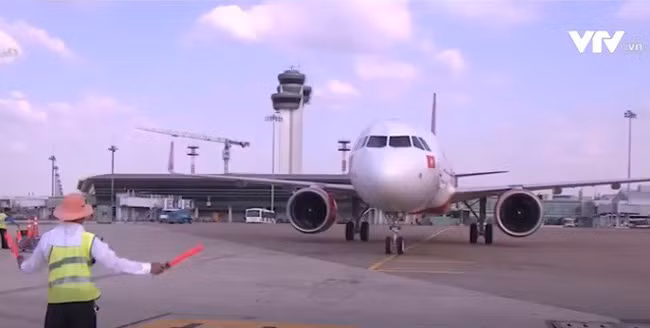 Bên trong máy bay được trang bị hệ thống ánh sáng đèn màu chuyển đổi độc đáo và hoa văn tinh tế, tạo cảm giác thoải mái. Ảnh: VTV.