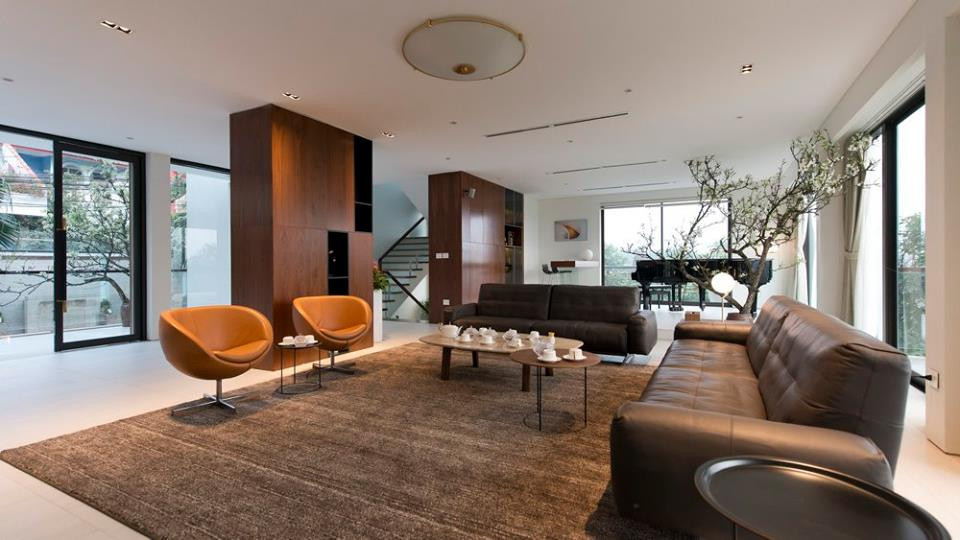 Sofa cỡ lớn, bàn trà cùng thảm trải sàn lớn cho diện mạo phòng khách sang chảnh.