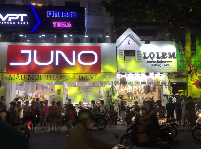 Trong đó, có 6 cửa hàng thời trang được cấp biển hiệu "Đạt tiêu chuẩn phục vụ khách du lịch”. Ảnh: Plo.