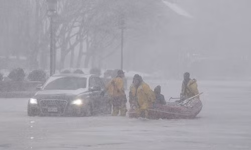 Những chiếc xe hóa băng trên đường, không phương tiện đường bộ nào có thể di chuyển được.