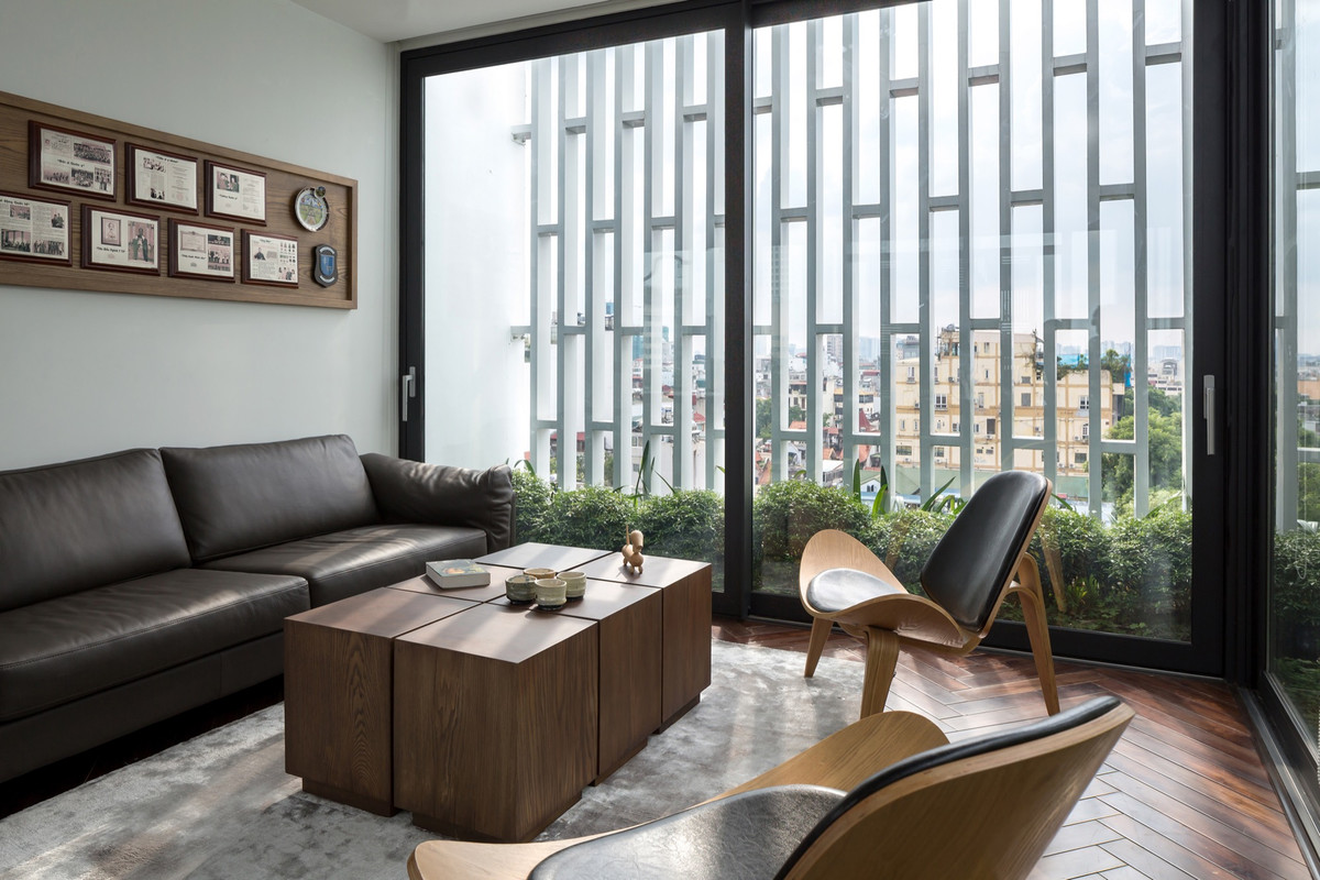 Phòng khách đón gió và ánh nắng tối đa, giảm tiêu thụ điện năng vào ban ngày.