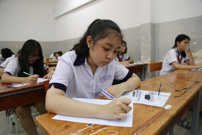 Học sinh điền thông tin vào giấy thi trước giờ phát đề.