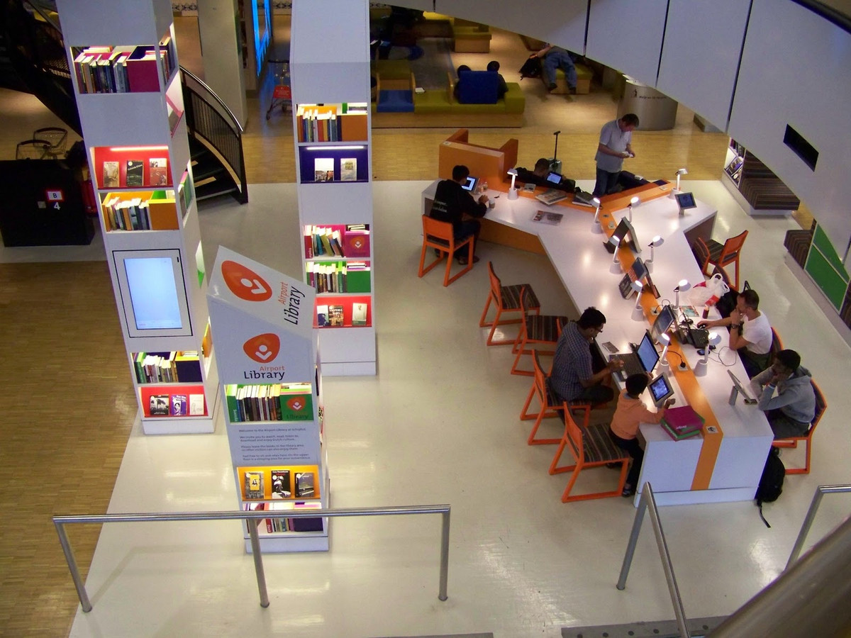 Nếu chán ngấy với việc đi lại trong sân bay, hãy ghé vào khu thư viện miễn phí ở sân bay Schiphol, Amsterdam, Hà Lan. Ảnh: Printest.