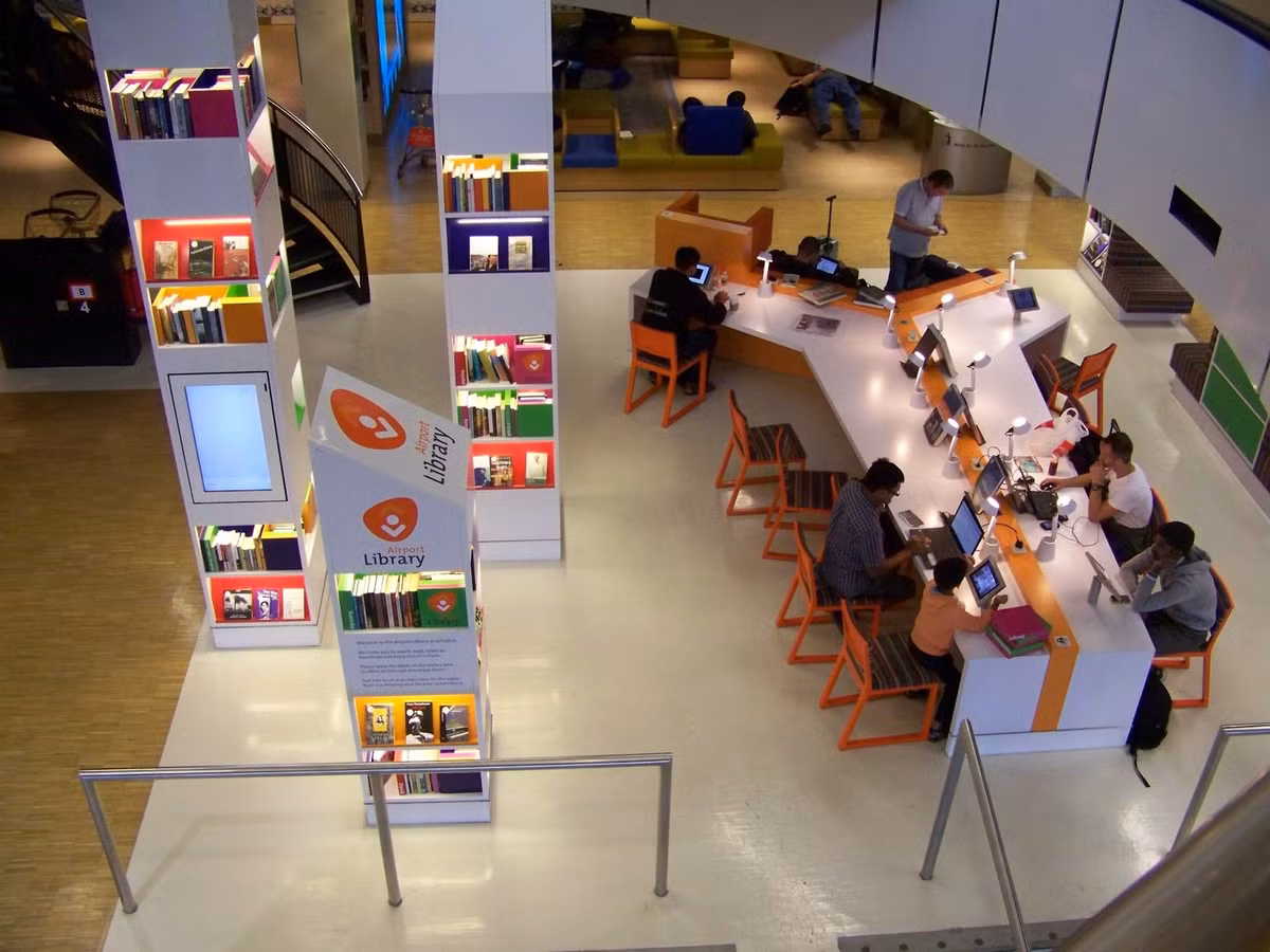 Nếu chán ngấy với việc đi lại trong sân bay, hãy ghé vào khu thư viện miễn phí ở sân bay Schiphol, Amsterdam, Hà Lan. Ảnh: Printest.