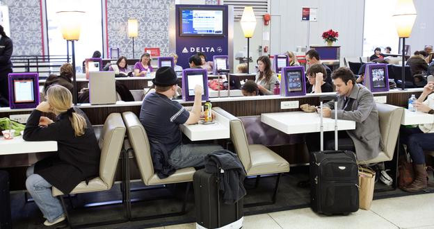 Sân bay JFK, Mỹ còn trang bị thêm những chiếc iPad để phục vụ hành khách. Ảnh: Printest.