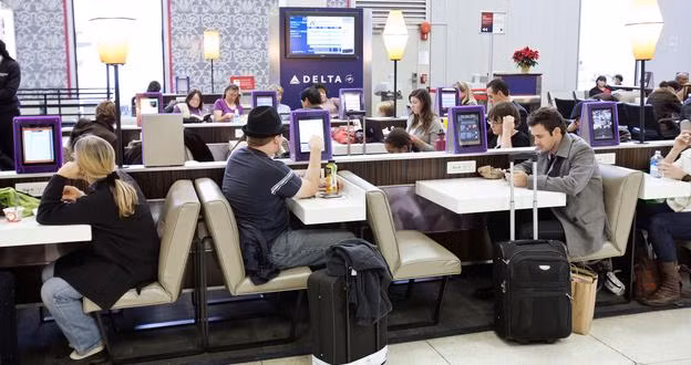 Sân bay JFK, Mỹ còn trang bị thêm những chiếc iPad để phục vụ hành khách. Ảnh: Printest.