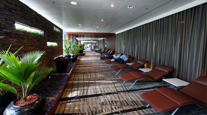 Còn gì tuyệt hơn khi được mát-xa chân không thời hạn miễn phí ngay tại sân bay sau nhiều ngày đi bộ trong chuyến du lịch. Ảnh: Avia.