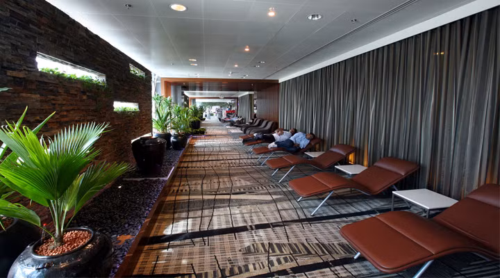 Còn gì tuyệt hơn khi được mát-xa chân không thời hạn miễn phí ngay tại sân bay sau nhiều ngày đi bộ trong chuyến du lịch. Ảnh: Avia.