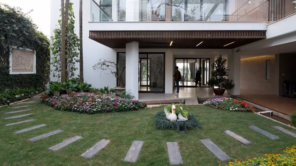 Biệt thự vườn ấn tượng với lối đi lát đá cùng thảm cỏ xanh mướt.