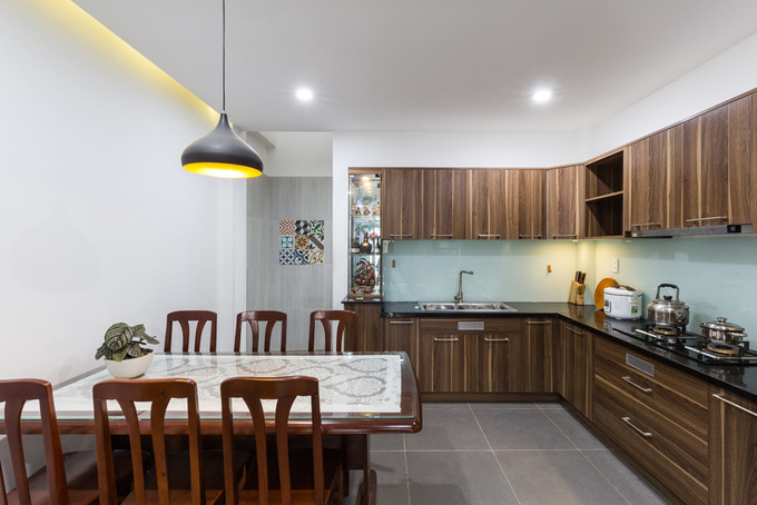 Tủ bếp chữ L hiện đại bằng gỗ tự nhiên.