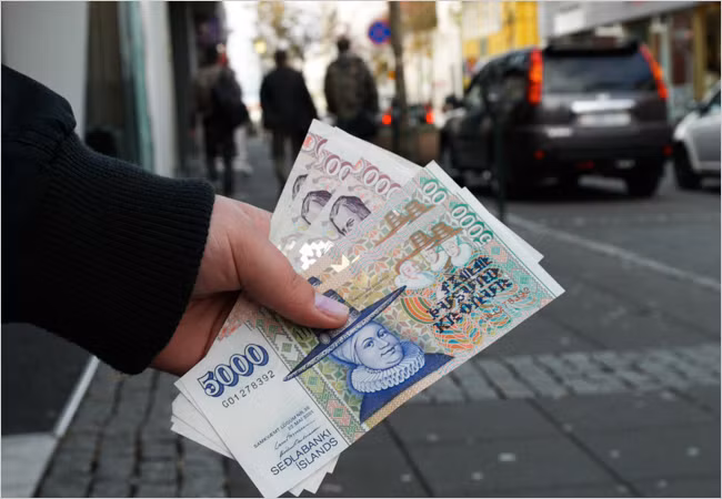 Hệ thống ngân hàng Iceland đã sụp đổ ngay trong những ngày đầu khủng hoảng. Khi tuyên bố phá sản, các ngân hàng Iceland nợ tổng cộng 85 tỷ USD - lớn gấp đôi so với vụ vỡ nợ 40 tỷ USD của Nga năm 1998. Ảnh: Nyt.