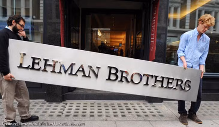 Tháng 9/2008, chỉ trong vòng mấy ngày, ngân hàng đầu tư lớn thứ 4 nước Mỹ Lehman Brothers nộp đơn xin phá sản. Đây cũng là vụ phá sản lớn nhất trong lịch sử ngành ngân hàng nước Mỹ. Ảnh: Bilyonaryo.
