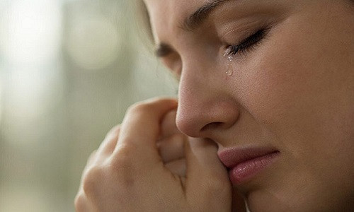 Lý trí mách bảo nên chia tay nhưng người vợ này vẫn còn rất yêu chồng. Ảnh minh họa