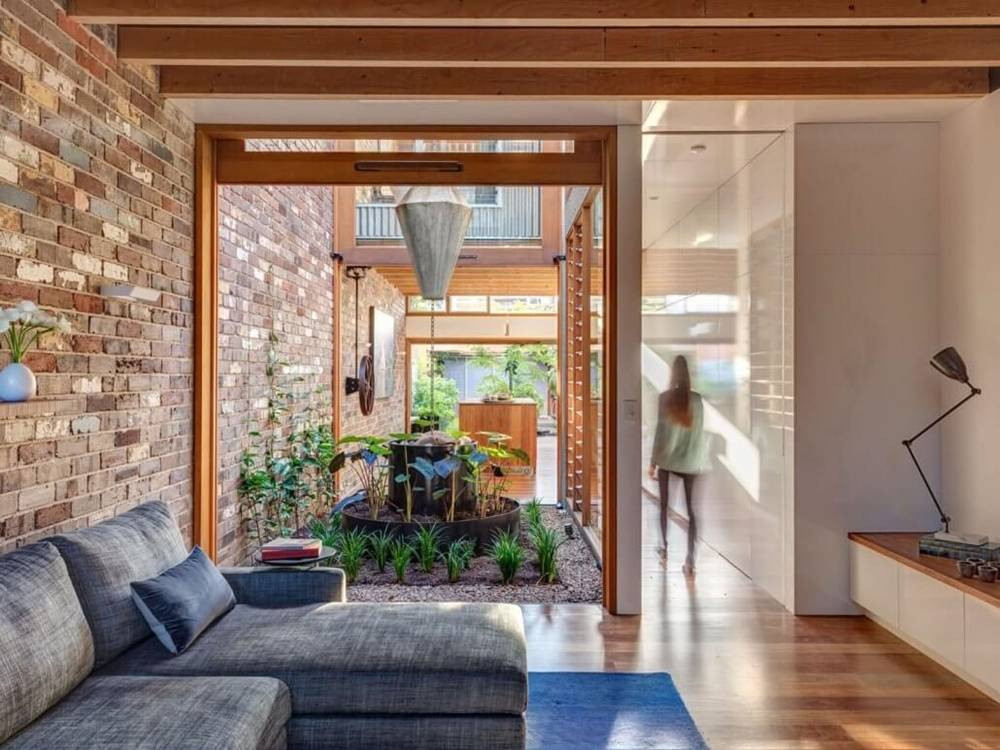 Phòng khách thoáng đãng nhìn ra sân vườn trung tâm.