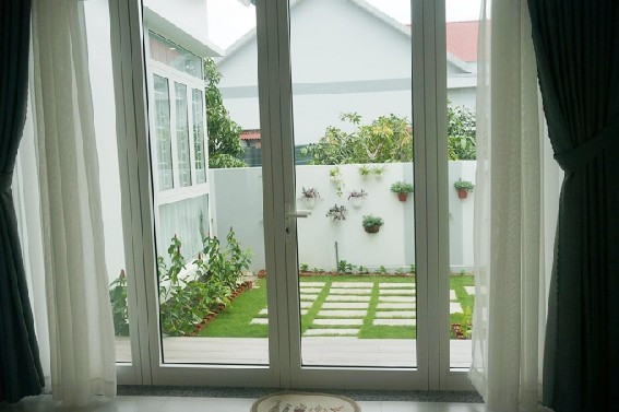 Các không gian đều có tầm nhìn ra khu vườn bên ngoài.