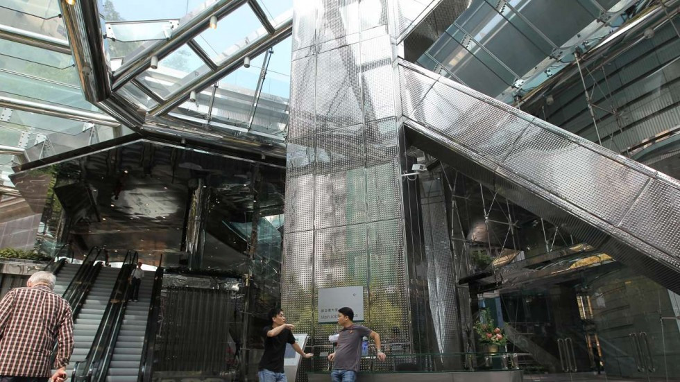 Cây cảnh và lá cây được bố trí gợi lên một thiên đường bình dị trong không gian kinh doanh, mua sắm bận rộn của Trung tâm. Ảnh: SCMP.