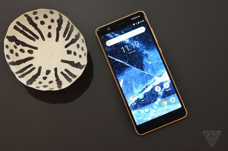 Nokia 5.1 có cấu hình cao nhất trong bộ 3. Thiết bị này sở hữu màn hình 5,5 inch tỷ lệ 18:9 Full HD, bảo vệ bằng kính cường lực Gorilla Glass và một lớp phủ Oleophobic để chống bám vân tay.