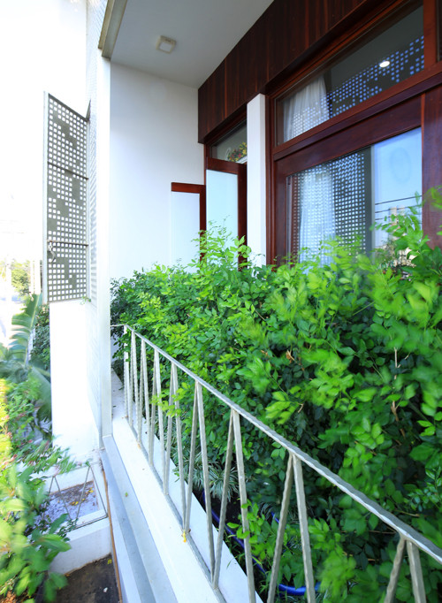 Những ô vuông sắp xếp ngẫu nhiên trên tấm kim loại không chỉ cho ánh sáng tự nhiên tràn vào nhà mà còn giúp ngôi nhà 3 tầng giống như một tác phẩm nghệ thuật đương đại.