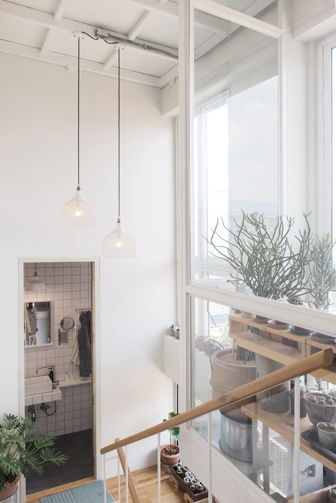 Nhà vệ sinh nằm giữa lối cầu thang giúp thông gió tự nhiên cho mỗi tầng.