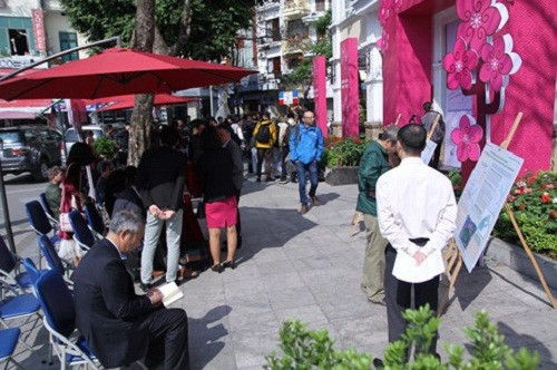 Rất đông người dân tới tham quan và đóng góp ý kiến cho bản quy hoạch. Ảnh VK.