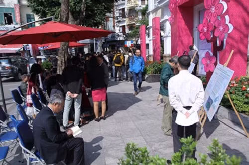 Rất đông người dân tới tham quan và đóng góp ý kiến cho bản quy hoạch. Ảnh VK.