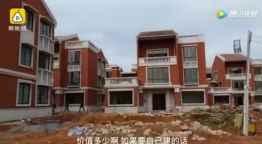 Ông đã bỏ ra hơn 80 triệu tệ (tương đương 288 tỷ đồng) để xây dựng biệt thự hạng sang cho dân làng. Ảnh: Tengxun.