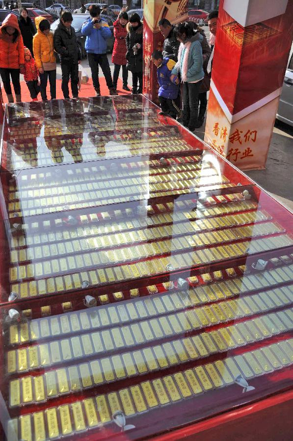 Năm 2014, một trung tâm mua sắm ở thành phố Nghi Xương thuộc tỉnh Hồ Bắc, Trung Quốc đã thể hiện sự chơi trội bằng cách dùng 600 thỏi vàng làm gạch lát nền. Ảnh: Xinhua.