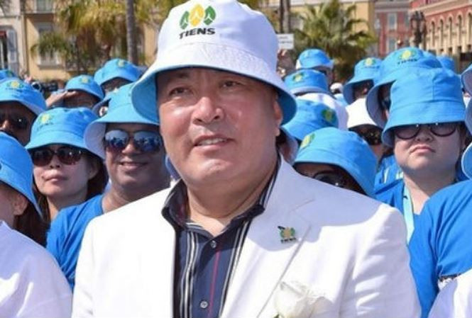 Năm 2016, đại gia Trung Quốc Lý Kim Nguyên gây sốt khi thuê 20 máy bay và 4 tàu cao tốc, cũng như đặt 1.500 phòng khách sạn đưa hàng nghìn nhân viên của mình đi Tây Ban Nha du lịch. Ước tính, chi phí cho chuyến đi khoảng 8 triệu USD. Ảnh: AP.