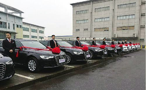 Cũng trong năm 2016, ông chủ một công ty ở Chu Châu, Hồ Nam, Trung Quốc mạnh tay chi tới 4 triệu tệ (tương đương gần 14 tỷ đồng) mua 13 chiếc ô tô Audi A6 làm phần thưởng Tết cho nhân viên xuất sắc. Ảnh: Zhuzhou.