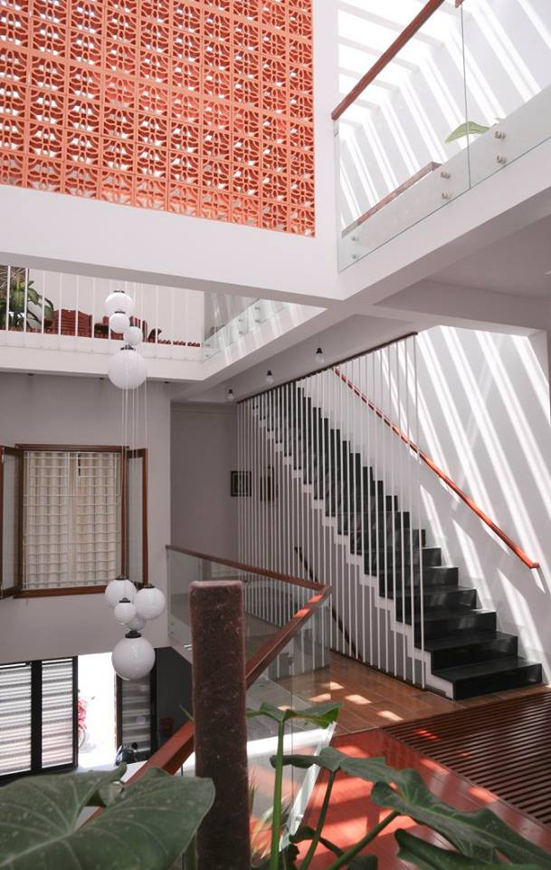 Nằm trong khu đô thị ở thành phố Nha Trang, ngôi nhà mang tên mH house lại có vị trí bất lợi khi gần trục đường trung tâm với lưu lượng xe lưu thông lớn, ô nhiễm bụi và tiếng ồn cao.