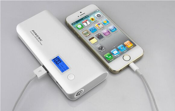 Một cục sạc dự phòng 10.000 mAh nhưng giá bán chưa tới 200.000 đồng hay một cục 20.000 mAh giá khoảng 300.000 đồng, nhiều khả đây là hàng giả, làm nhái. Ảnh: Bloganchoi.