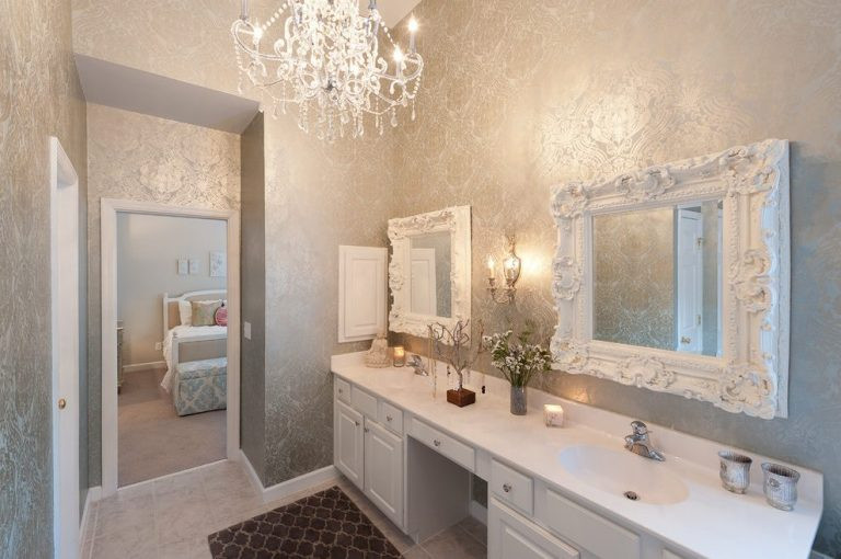 Trong căn biệt thự cổ điển, gia chủ đã lựa chọn đồng nhất thiết kế từ gam màu chủ đạo, đến các họa tiết trang trí tường theo một tổng thể xuyên suốt. Nguồn ảnh: Song Phat Construction.