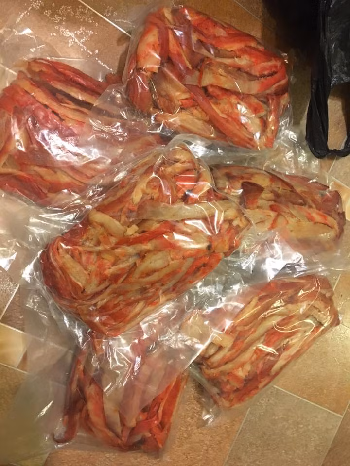  Thịt cua hoàng đế hun khói có vị mặn của biển nên không cần chấm cũng vẫn ngon. Ảnh: FB Trắng Trắng.