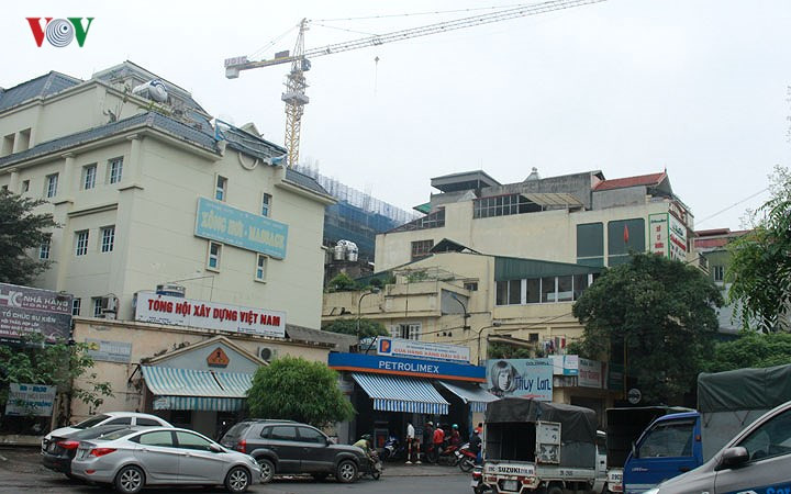 Theo quy định, khoảng cách an toàn giữa các cửa hàng xăng dầu với các công trình công cộng xung quanh phải bảo đảm 50m, cách đường điện cao thế 1,5 lần chiều cao cột điện và cách các điểm có tính chất nguy hiểm, cháy nổ 100m. Một cửa hàng xăng trên đường Đê La Thành "nằm gọn" trong khu dân cư, xung quanh còn đang xây dựng những tòa nhà lớn.