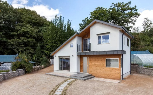 Kết cấu ngôi nhà giảm bớt sự nặng nề do thép nhẹ hơn so với chất liệu bê tông. Ảnh: Homify.