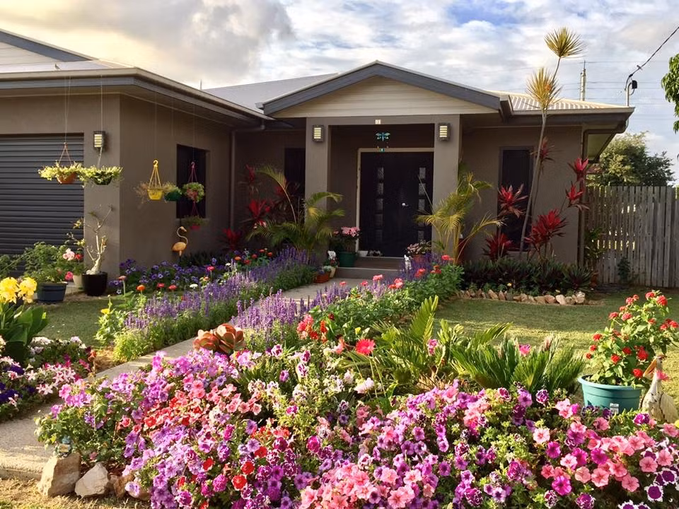 Nhờ bàn tay chăm sóc khéo léo, chị Đỗ Minh Hường (Queensland, Australia) sở hữu cả vườn hoa đẹp như tranh ở phía trước. Ảnh: Doisongphaply.