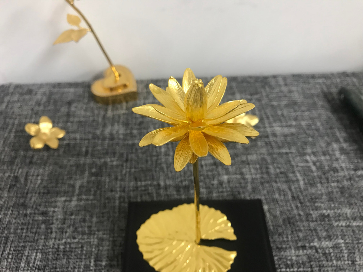 Phần bông của hoa súng làm từ 2 lượng vàng, lá hoa súng gần 2 lượng, và phần thân là hơn 1 lượng vàng.