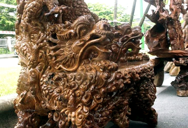 Với kích thước của một chiếc ghế đại, làm từ gỗ nguyên khối nạc của một thân cây lớn, có vai dựa, tay vịn... nên một người lớn có thể ngồi lọt thỏm trong chiếc ghế này.