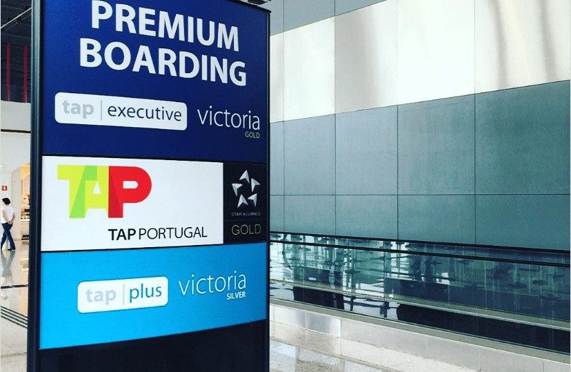 Với giá vé Executive hoặc Top Executive, khách hàng sẽ được tới phòng chờ độc quyền. Tại sân bay Humberto Delgado (Lisbon), phòng chờ rộng tới 850 m2 có khu nghỉ ngơi, phòng tắm, quầy bar và khu vực dành cho trẻ em.