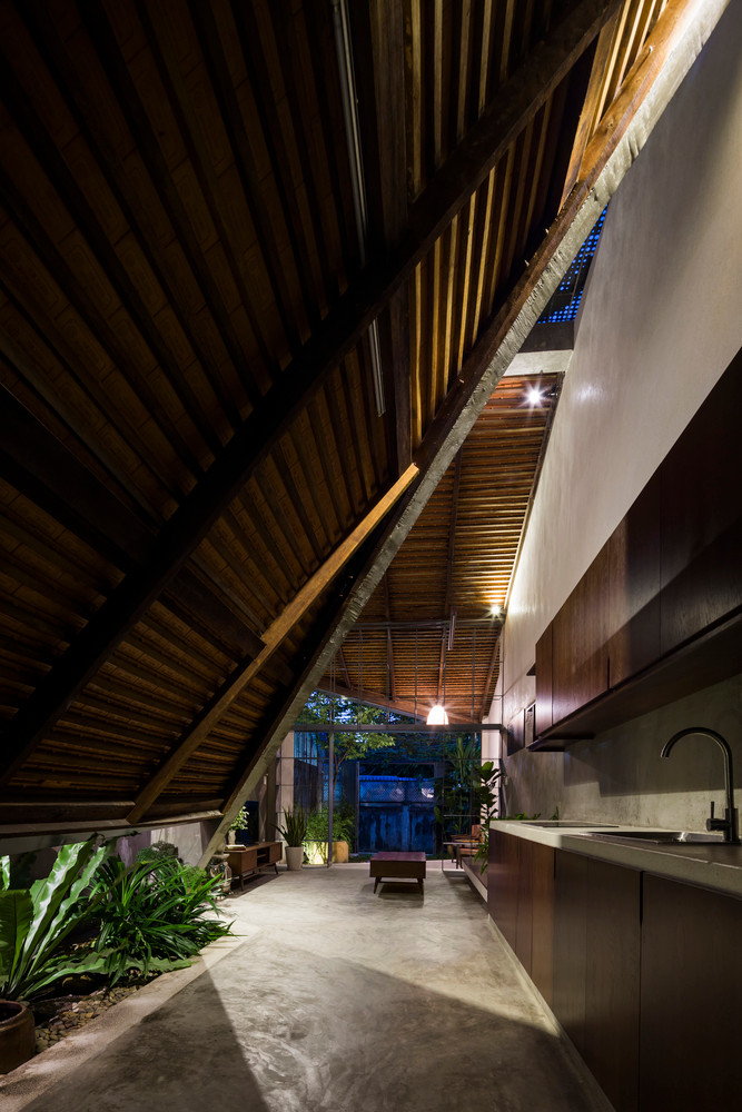 Khu vườn nhỏ trồng rau sạch ngay trong khu vực nấu nướng.