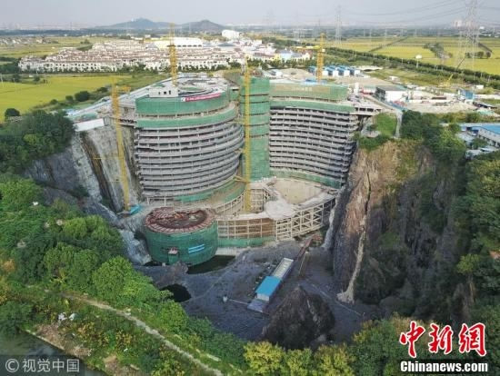 Khách sạn có 18 tầng, trong đó 16 tầng được xây hoàn toàn dưới lòng đất và 2 tầng chìm bên dưới hồ sâu 10m. Ảnh: Chinanews.