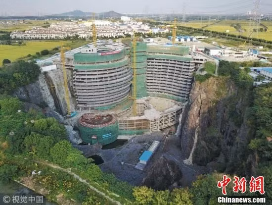 Khách sạn có 18 tầng, trong đó 16 tầng được xây hoàn toàn dưới lòng đất và 2 tầng chìm bên dưới hồ sâu 10m. Ảnh: Chinanews.