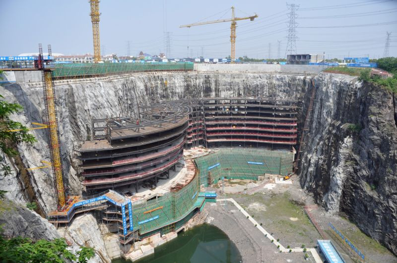 2 tầng dưới nước trong khách sạn được bố trí một nhà hàng, phòng khách, bể cá, bể bơi và trung tâm thể thao dưới nước. Ảnh: HomeCrux.